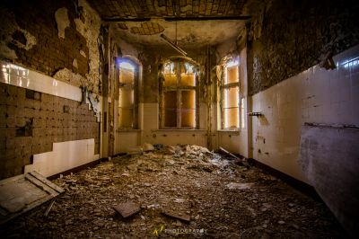 Ein Zimmer mit viel Schutt und viel Müll